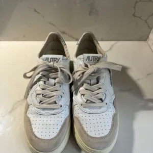 Autry Medalist Srebrne Patike br 39