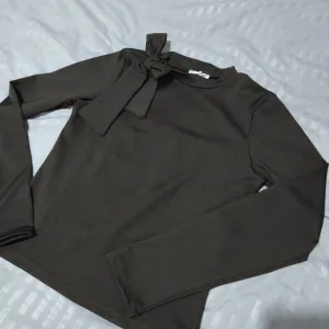 Crna bluzica sa masnom