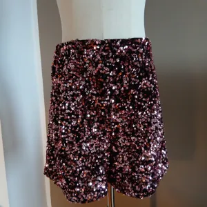 Zara šorts sa šljokicama
