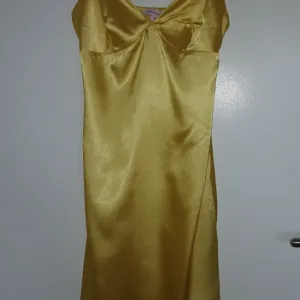 Žuta satenska haljina