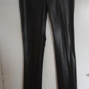 Mango pantalone od eko kože