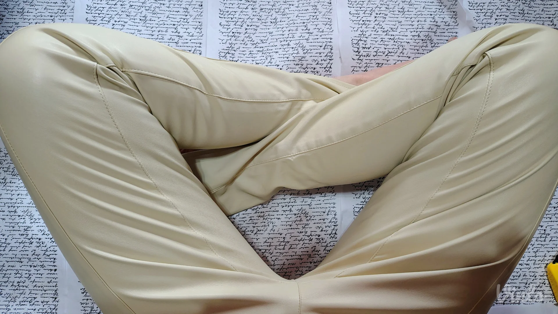 Veštačke kožne pantalone nove