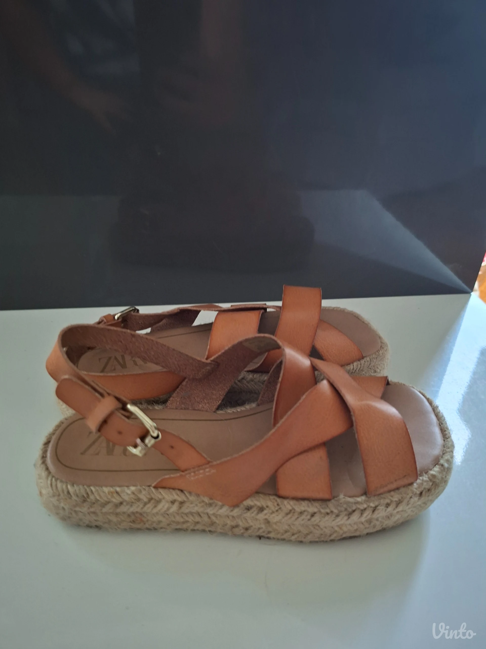 Zara kozne sandale, br. 32