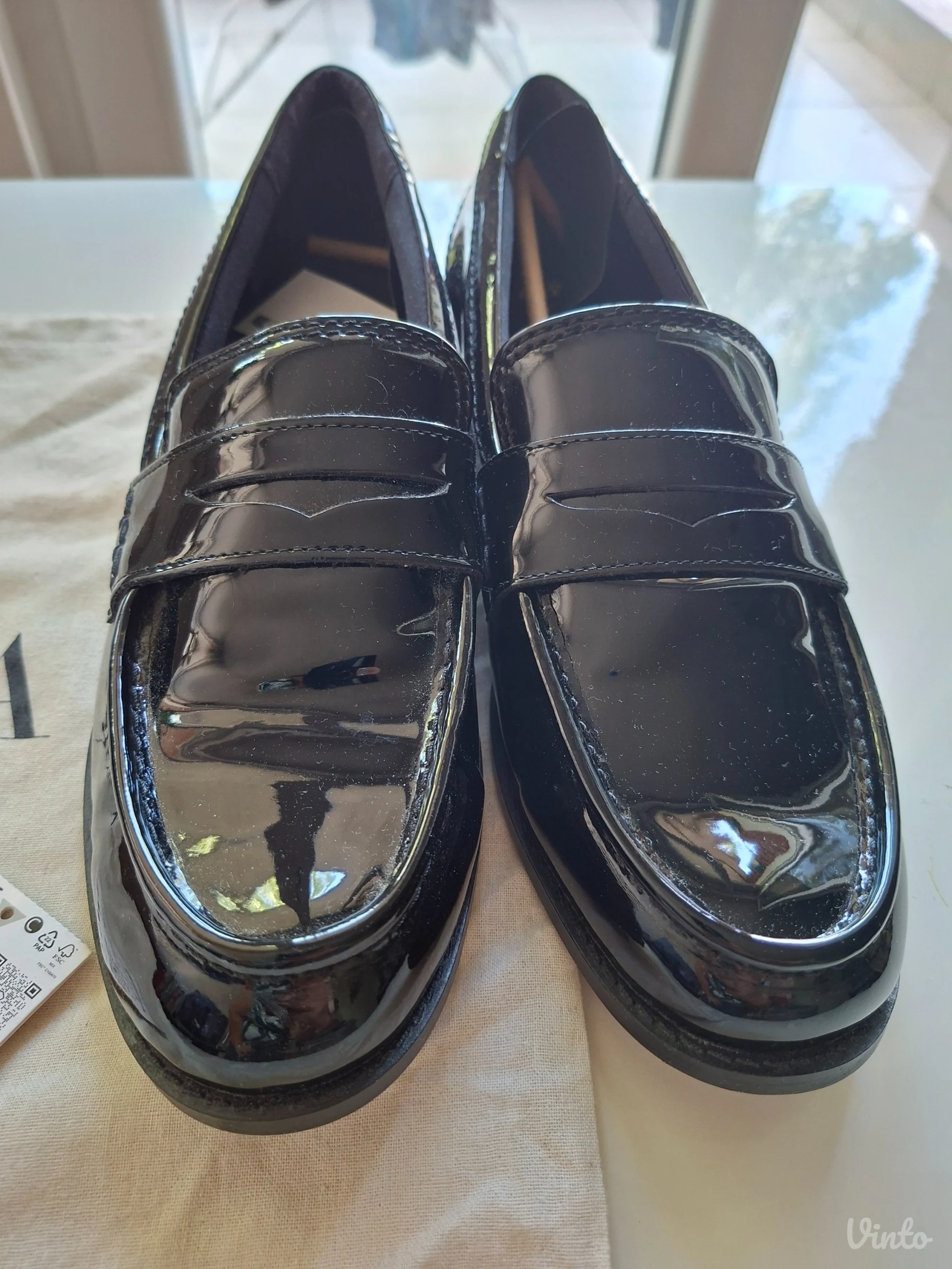 Zara, crne lakovane mokasine, br. 42. NOVO