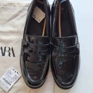 Zara, crne lakovane mokasine, br. 42. NOVO