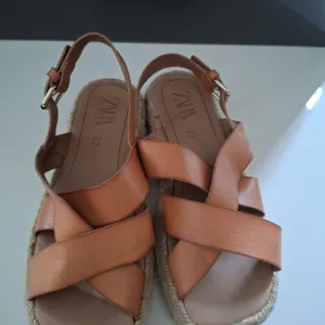 Zara kozne sandale, br. 32