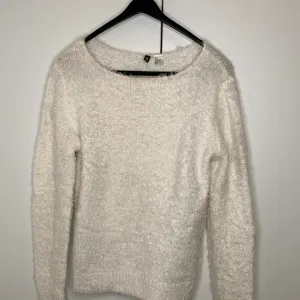 H&M čupavi beli džemper