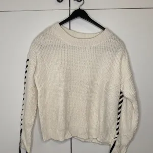 Zaful džemper s pertlama