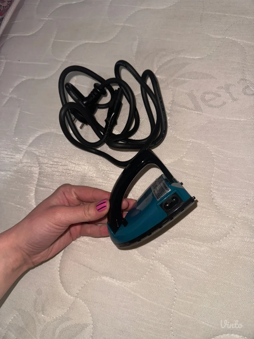 NOVA putna mini pegla