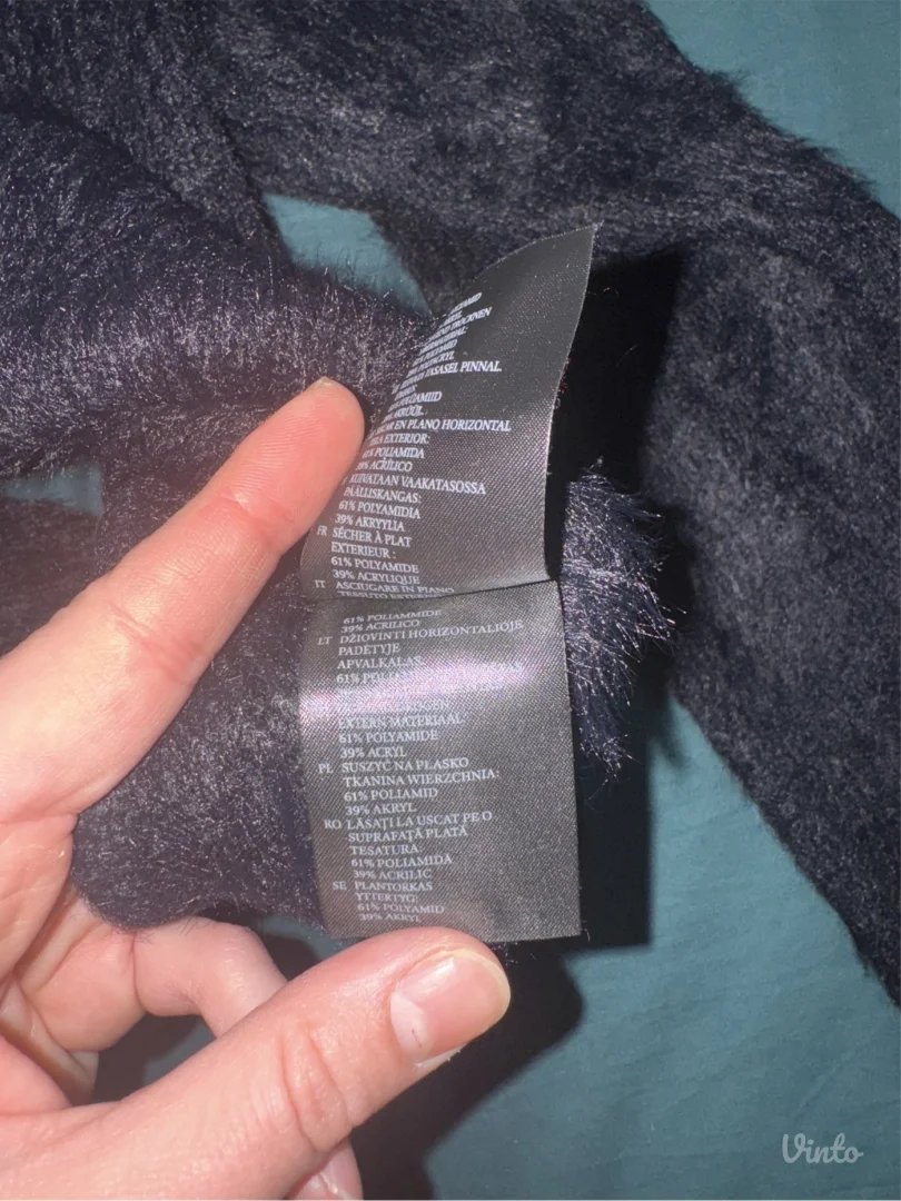 Crni džemper - gola leđa - L