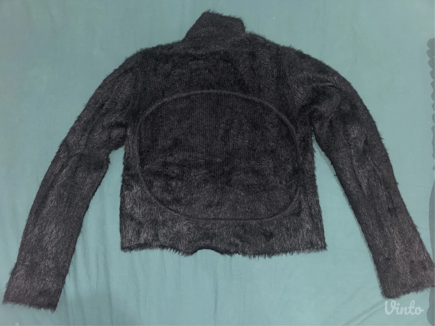 Crni džemper - gola leđa - L