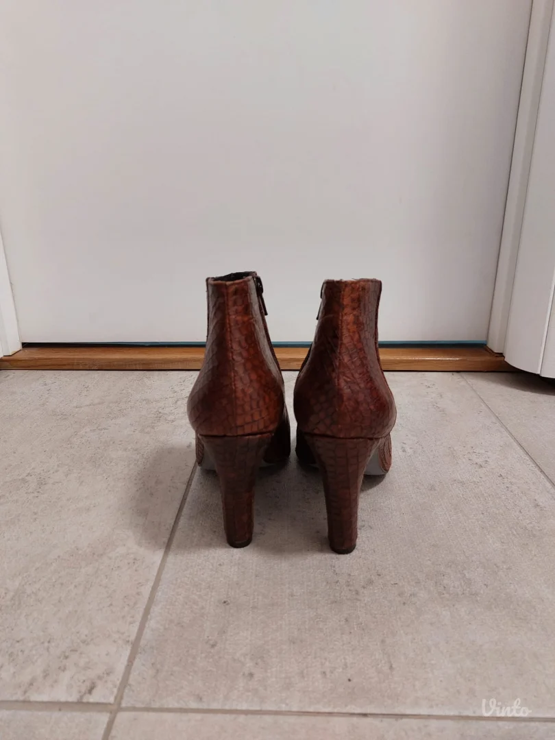 NOVE kožne italijanske čizmice