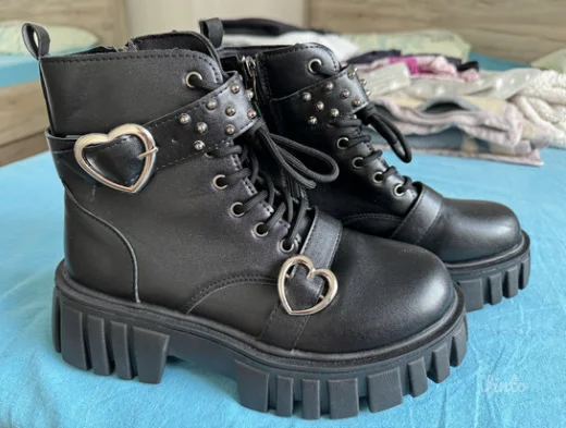 NOVE neobične čizmice