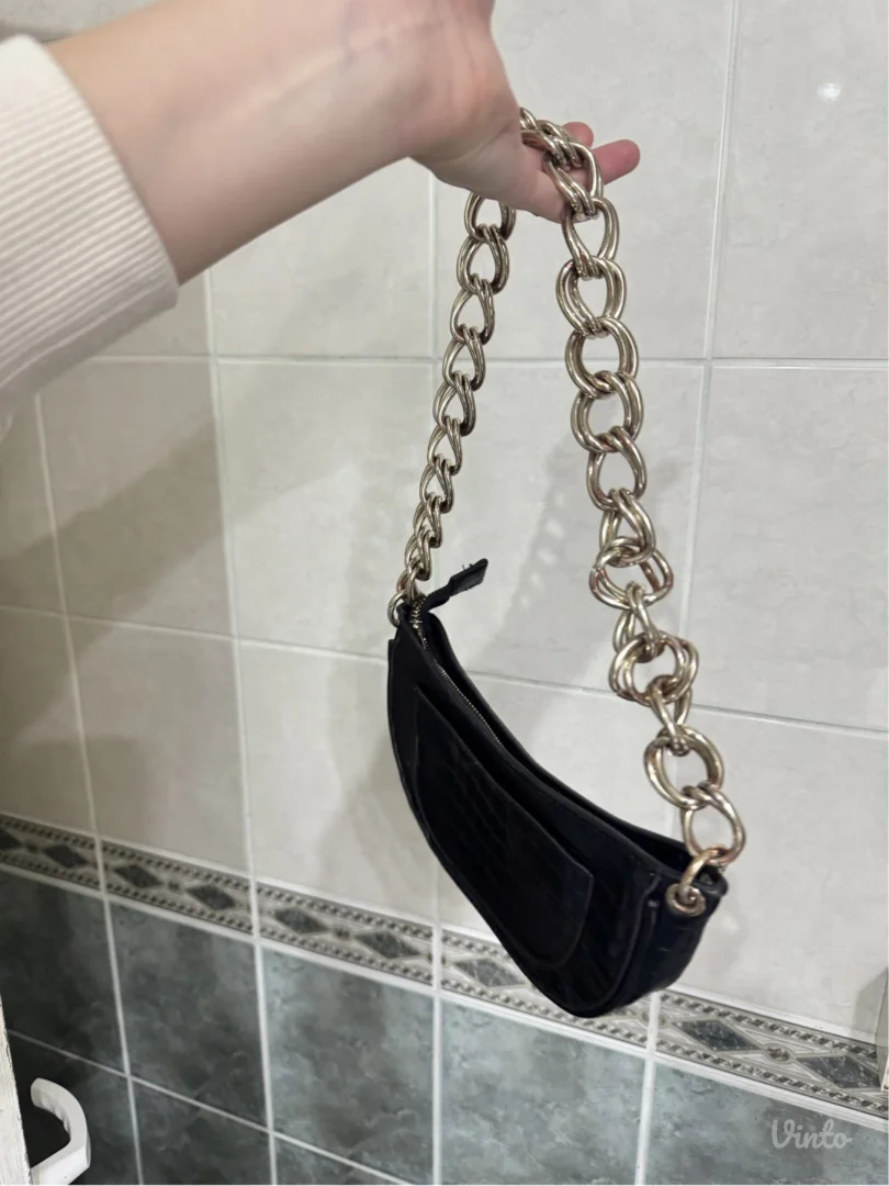 crno srebrna ZARA torbica