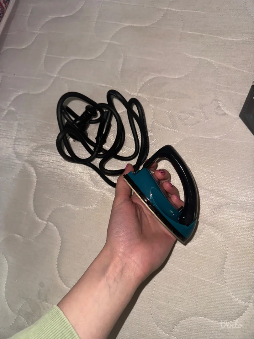 NOVA putna mini pegla