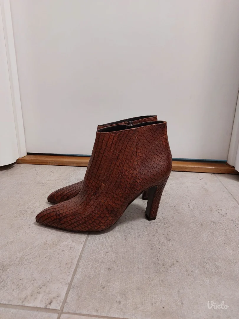 NOVE kožne italijanske čizmice