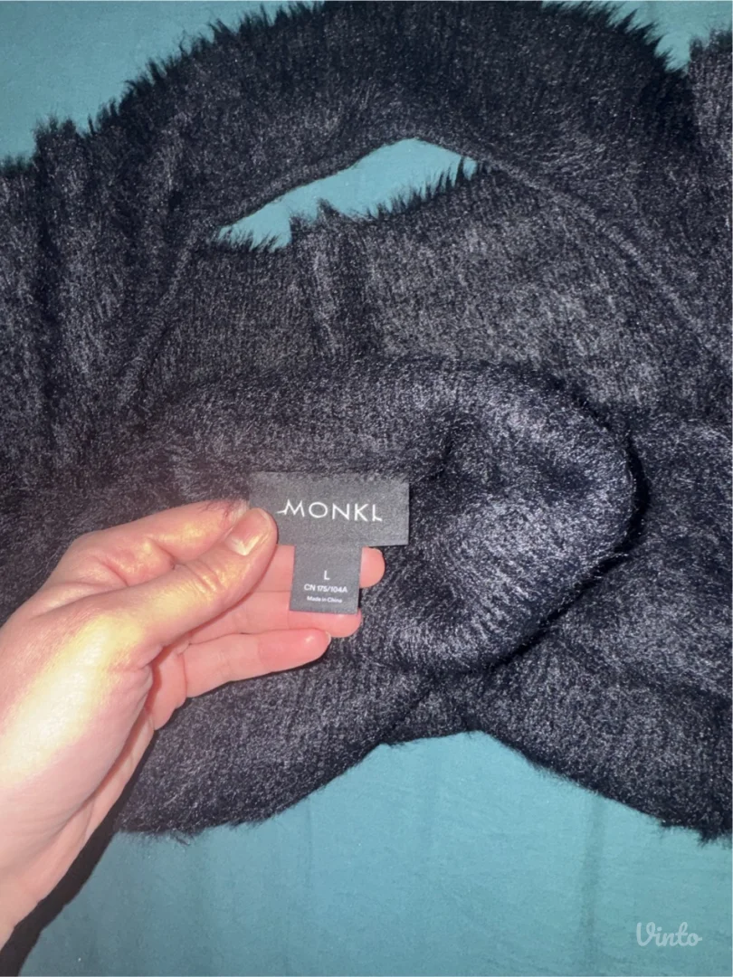 Crni džemper - gola leđa - L