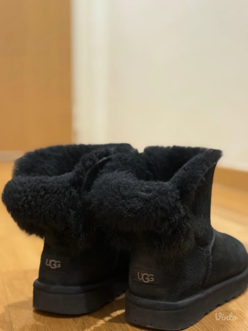 crne UGG čizmice (original)