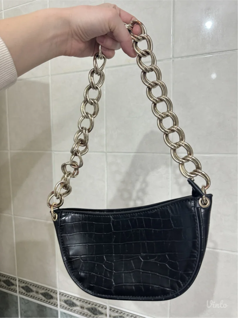 crno srebrna ZARA torbica