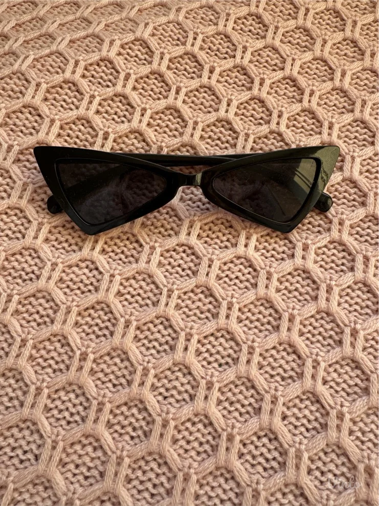 Crne mačkaste naočare