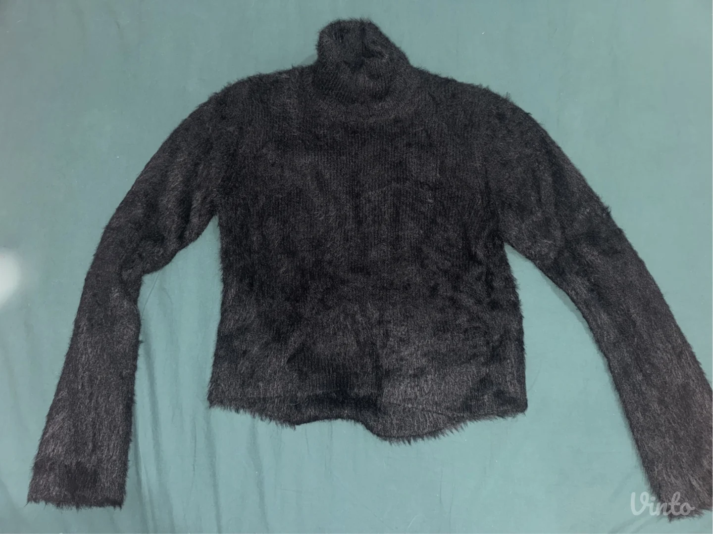 Crni džemper - gola leđa - L