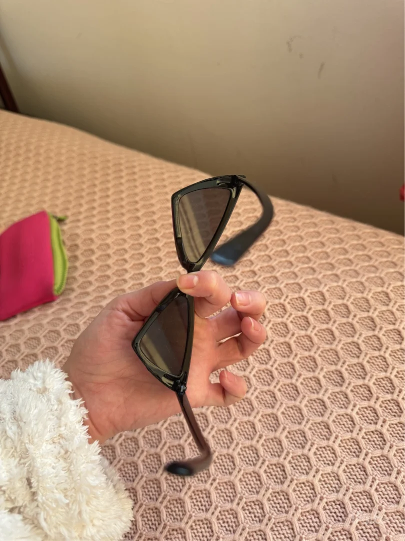 Crne mačkaste naočare