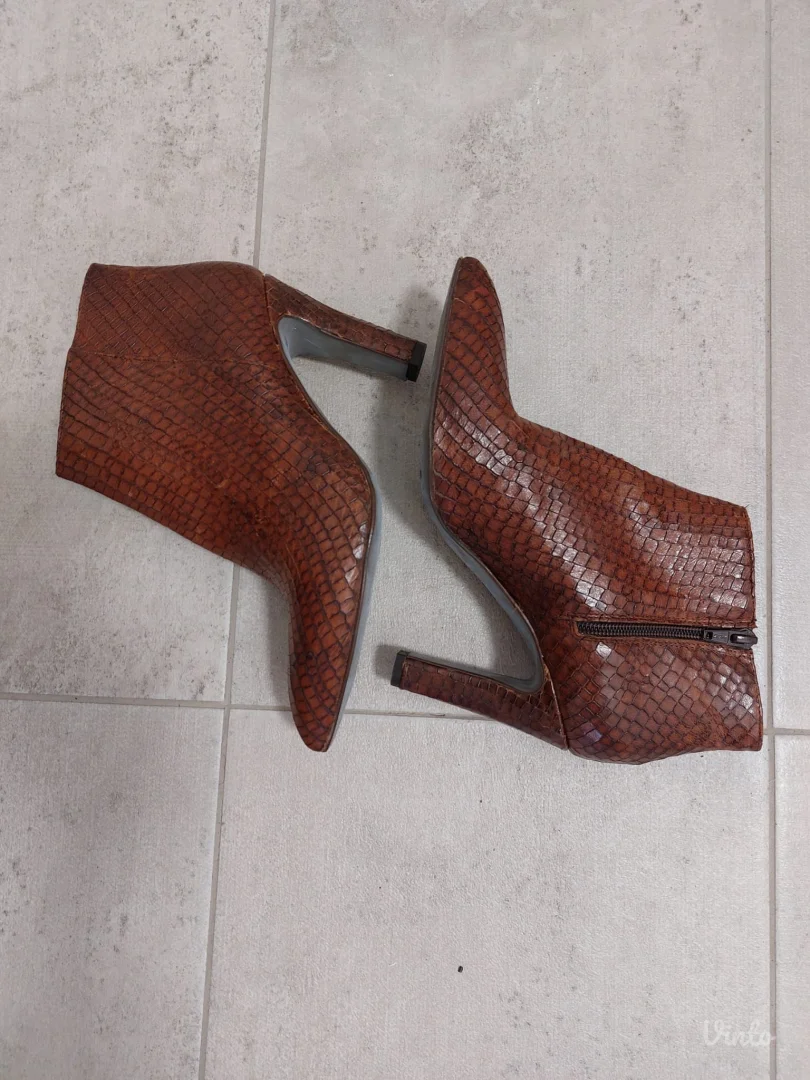 NOVE kožne italijanske čizmice