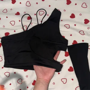 Crop top sa rukavom - NEOBIČAN