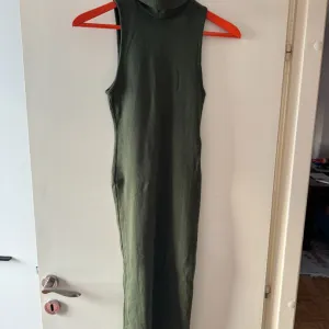 pamučna ZARA midi haljina - M