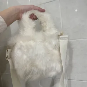 NOVA H&M krznena torba