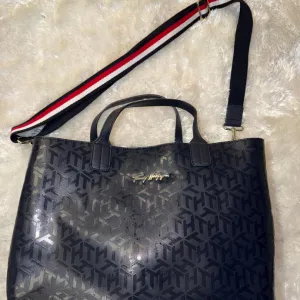 unikatna Tommy Hilfiger torba (original)