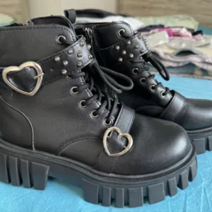 NOVE neobične čizmice