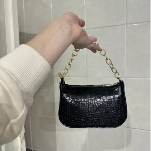 NOVA crno zlatna torbica