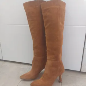 Čizme od prevrnute kože NOVE