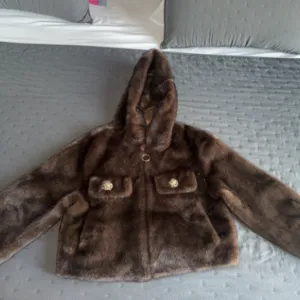 Imitacija nerca bundica sa kapuljačom - UNI