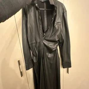 ZARA imitacija kože haljina