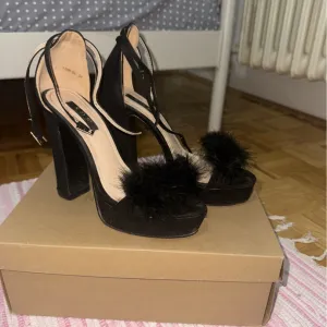 Italijanske pufnaste štikle - 38