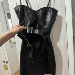 Kožna Bershka haljina