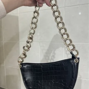 crno srebrna ZARA torbica