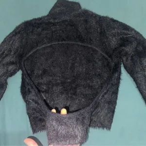 Crni džemper - gola leđa - L