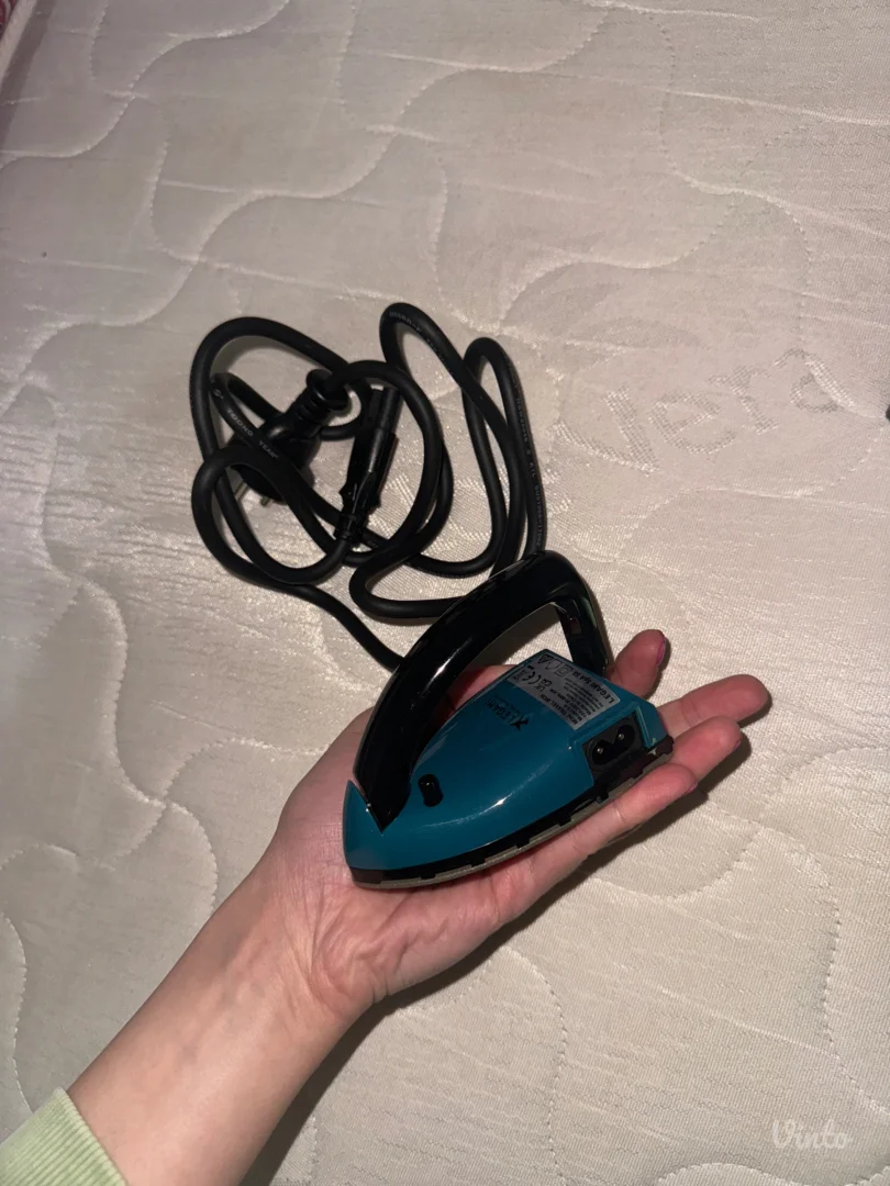 NOVA putna mini pegla