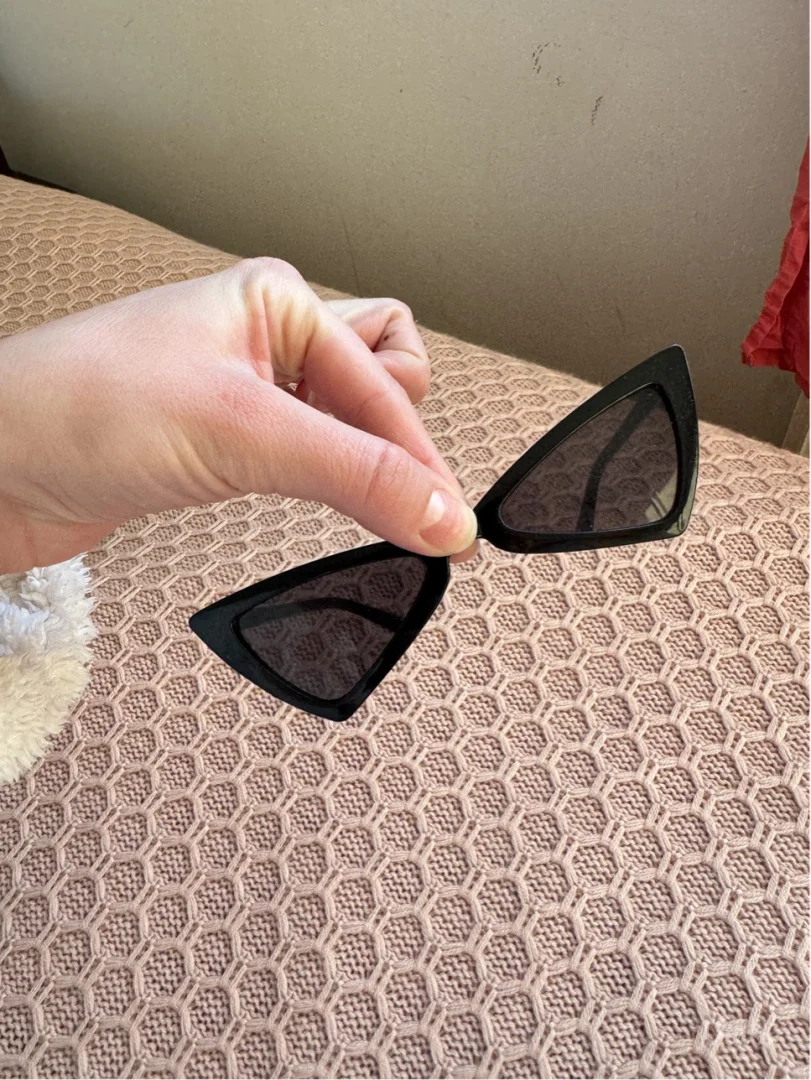 Crne mačkaste naočare