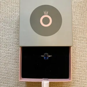 Pandora Sparkling Statement Blue Halo prsten