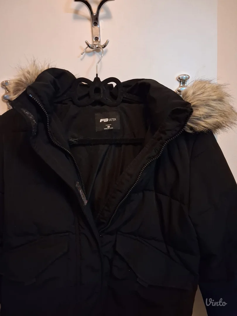 crna zimska jakna