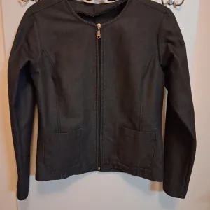 Crni elegantni zenski komplet