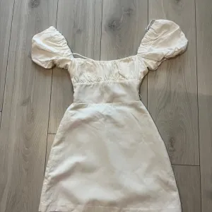 Zara haljina golih ledja