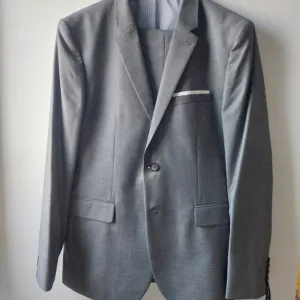 Odelo sivo iz Zare - svadbe, mature, krštenja…