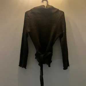 Braon džemper sa pojasom