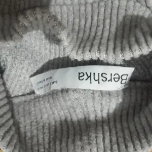 Bershka crop džemper