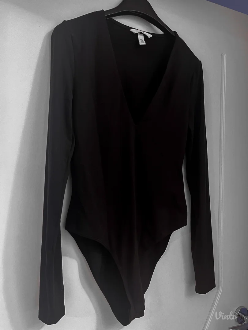 H&M klasičan crni bodi V izrez